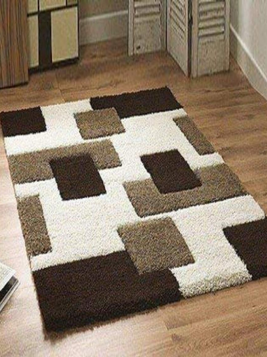 

Banchmark Home Furnishings White & Brown Geometric Anti-Skid Shaggy Carpet