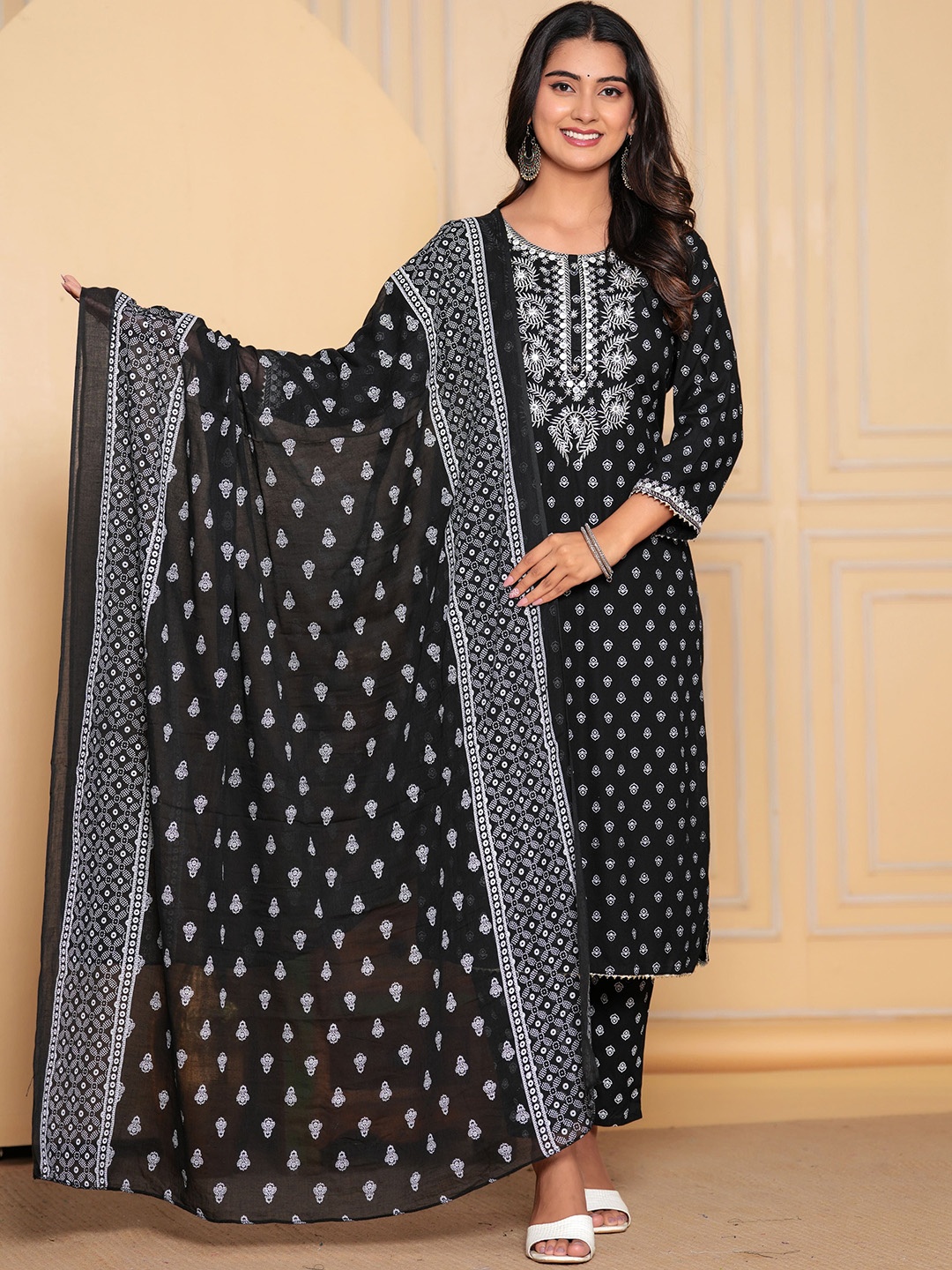 

YUSRA Floral Embroidered Stright Kurta with Trousers & With Dupatta, Black