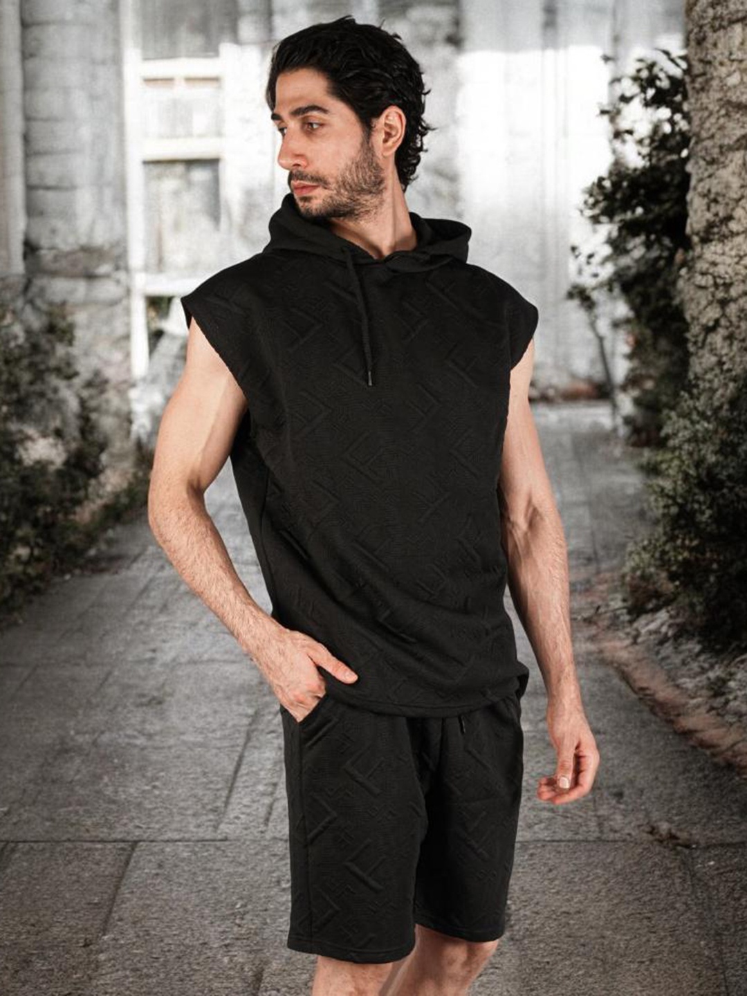 

BOTABOCHI Self Design Hooded T-Shirt & Shorts, Black