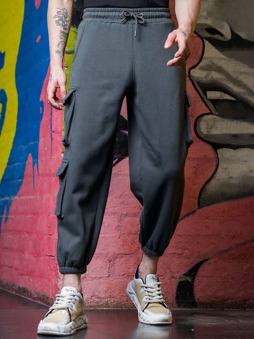 

TOMHIDDLE Men Relaxed-Fit Mid-Rise Cargo Joggers, Charcoal
