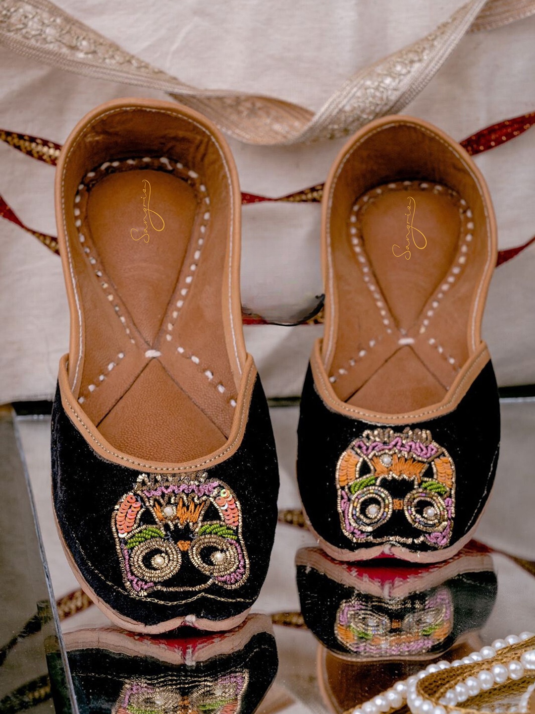 

Sangria Embroidered Leather Mojaris, Black
