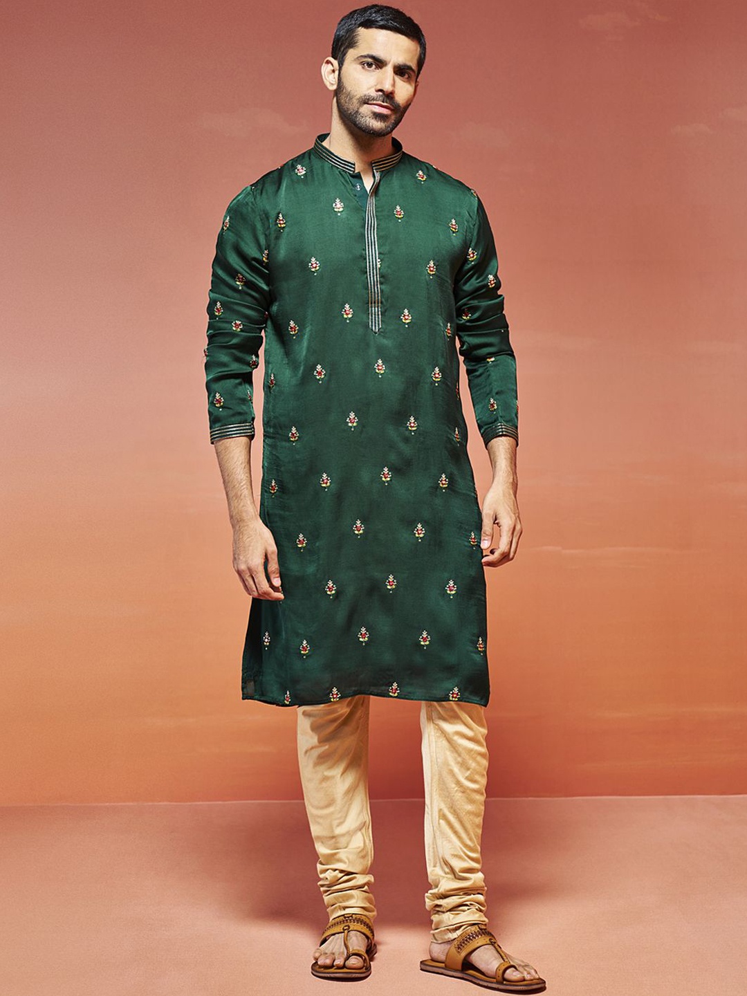 

VASTRAMAY Floral Embroidered Sequinned Kurta with Churidar, Green