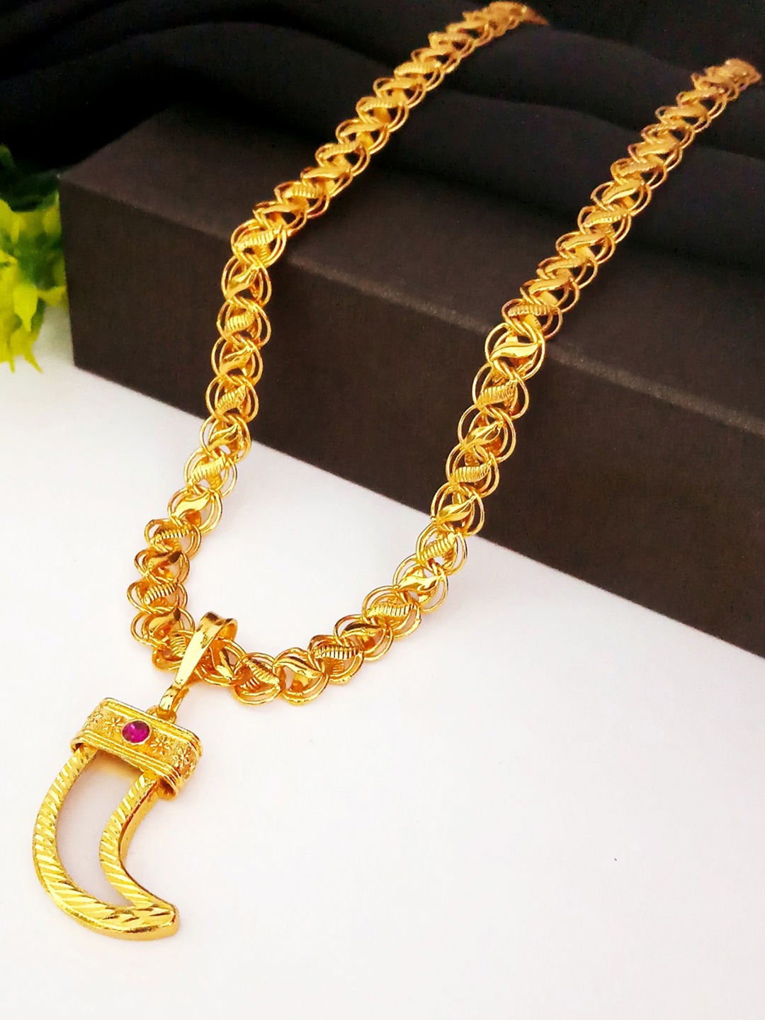 

Minprice Men Gold-Plated Contemporary Pendant With Chain
