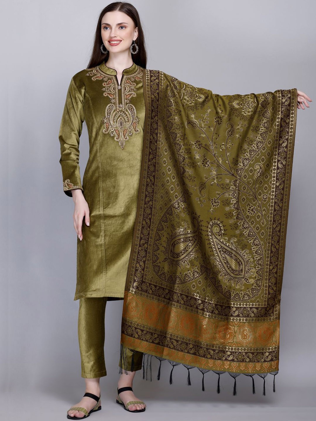 

Deefab Floral Embroidered Regular Velvet Straight Kurta with Trousers & Dupatta, Green