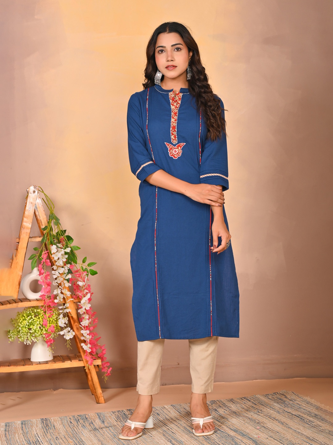 

Neemiya Floral Yoke Design Mandarin Collar Thread Work Straight Kurta, Blue