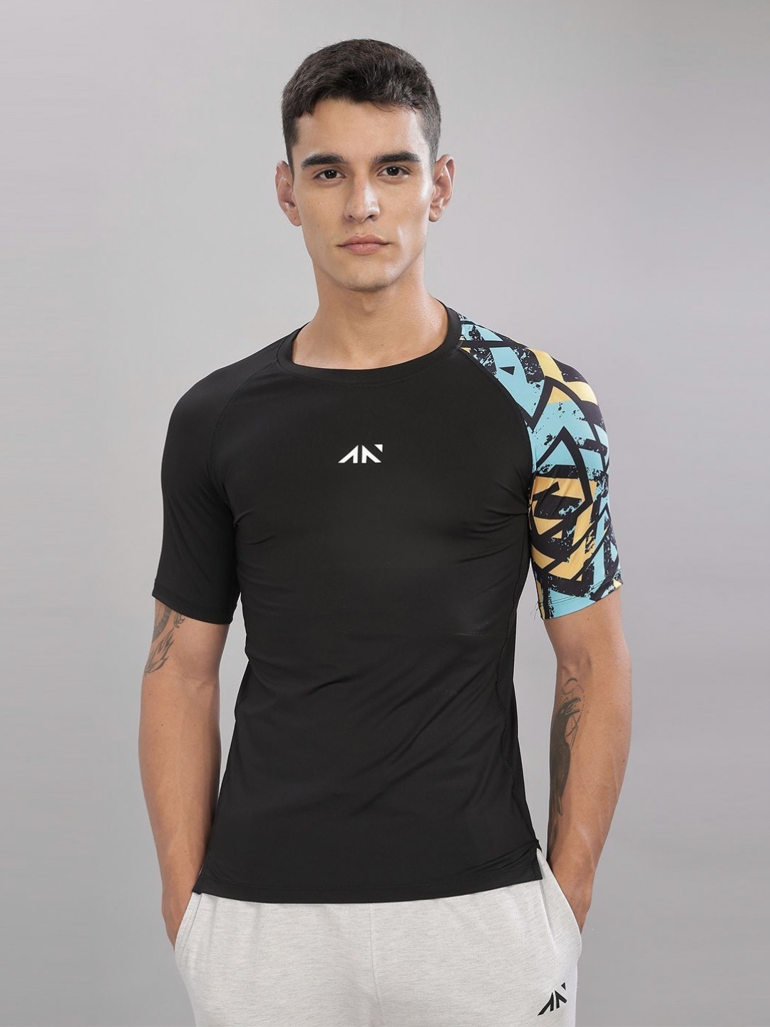 

AESTHETIC NATION Men Dri-FIT Geometric Printed Round Neck Slim Fit T-shirt, Black