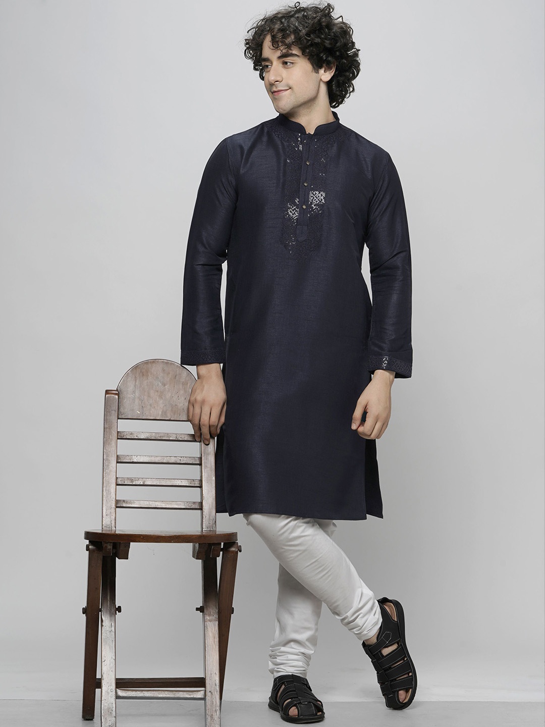 

MAAHI FABS Floral Embroidered Mandarin Collar Kurta with Churidar, Navy blue