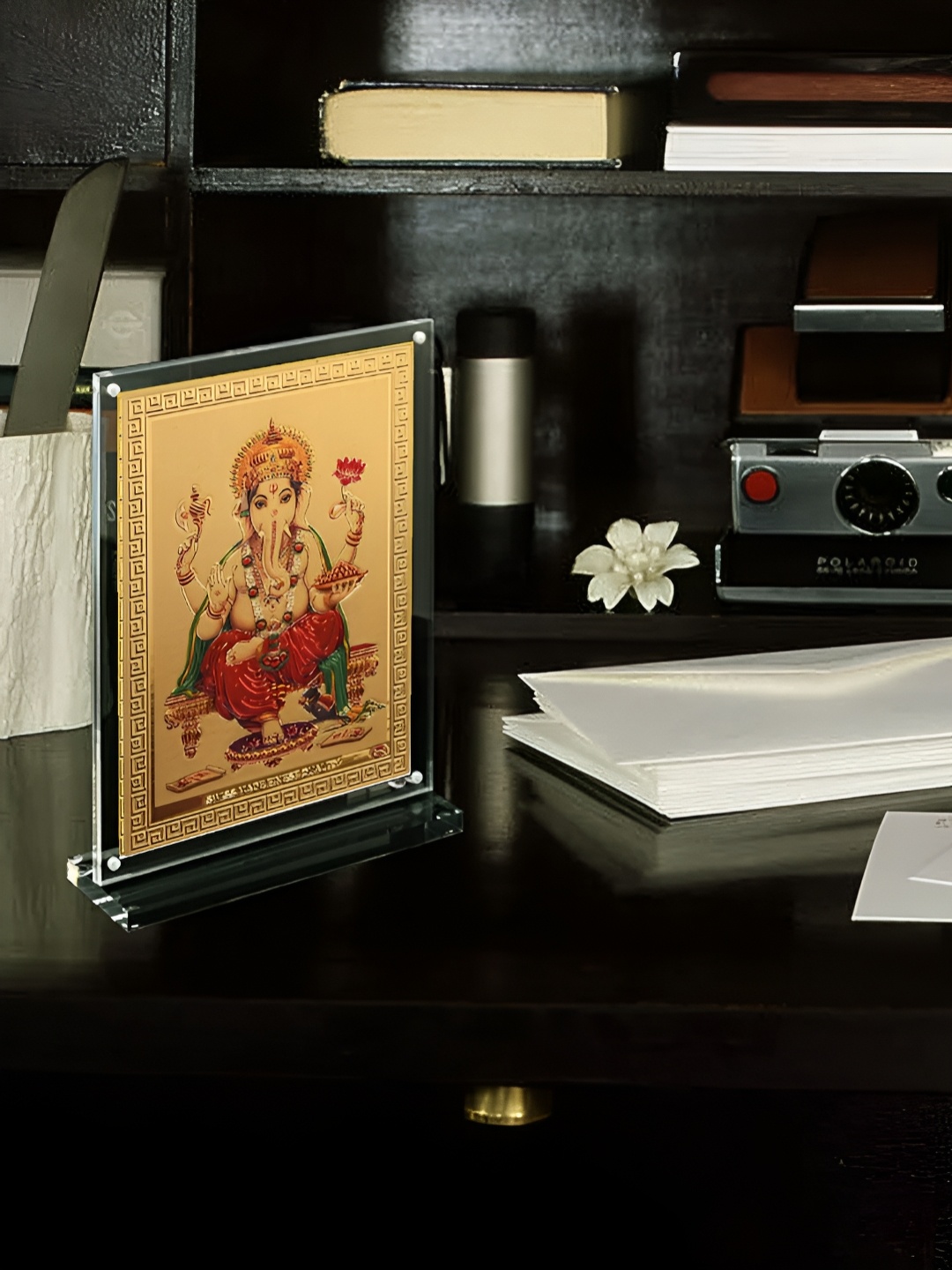 

Hawai Gold Toned & Transparent Lord Ganesha Table Photo Frame