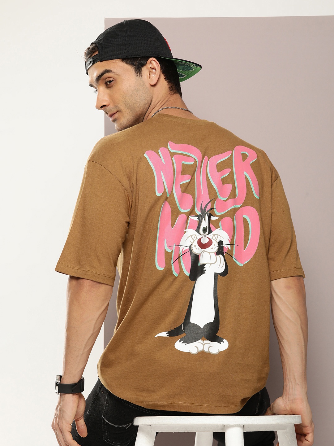 

Kook N Keech Disney Men Looney Tunes Printed Pure Cotton Oversized T-shirt, Brown