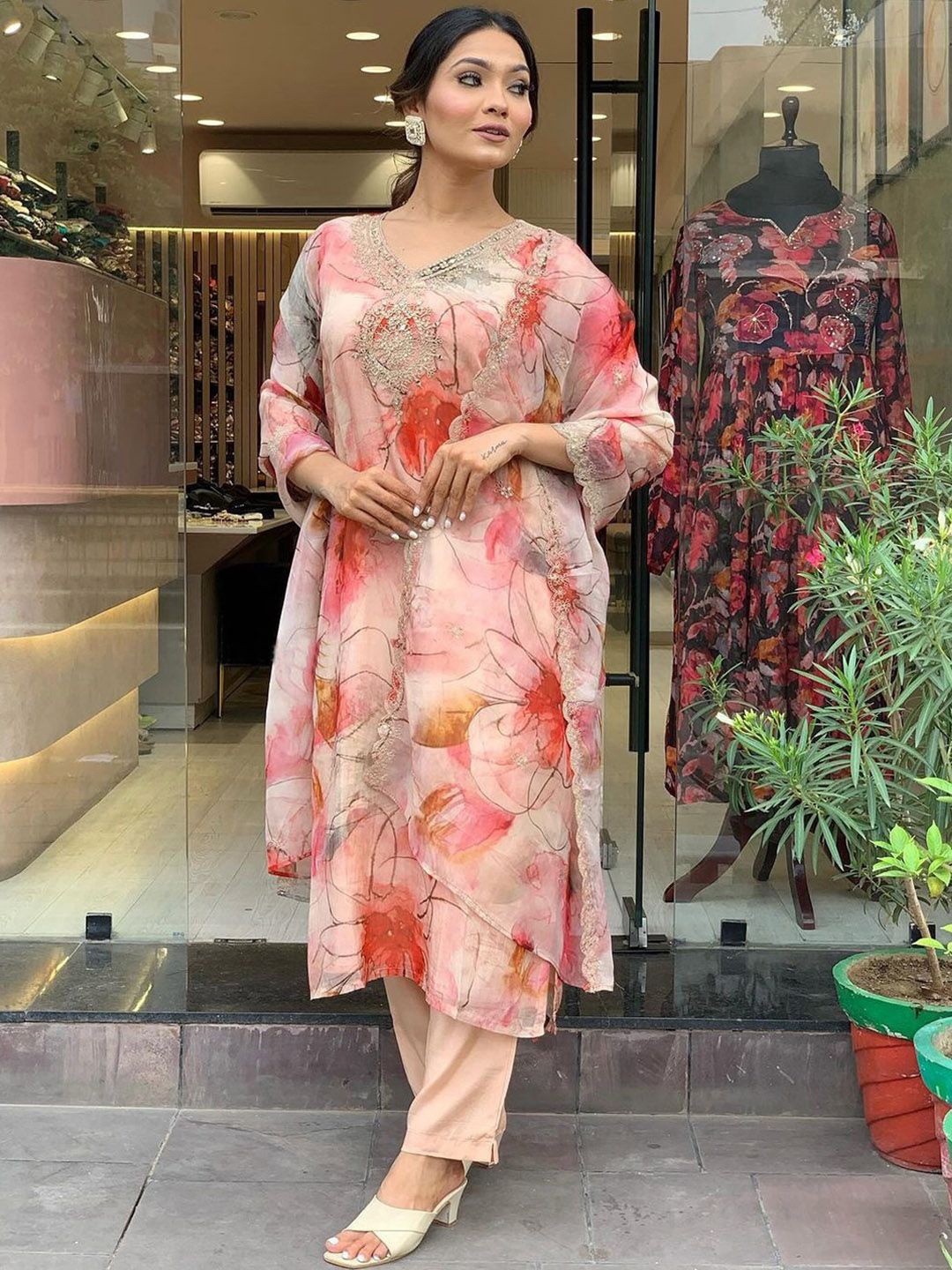 

VredeVogel Ethnic Motifs Embroidered Straight Kurta with Trousers & Dupatta, Cream