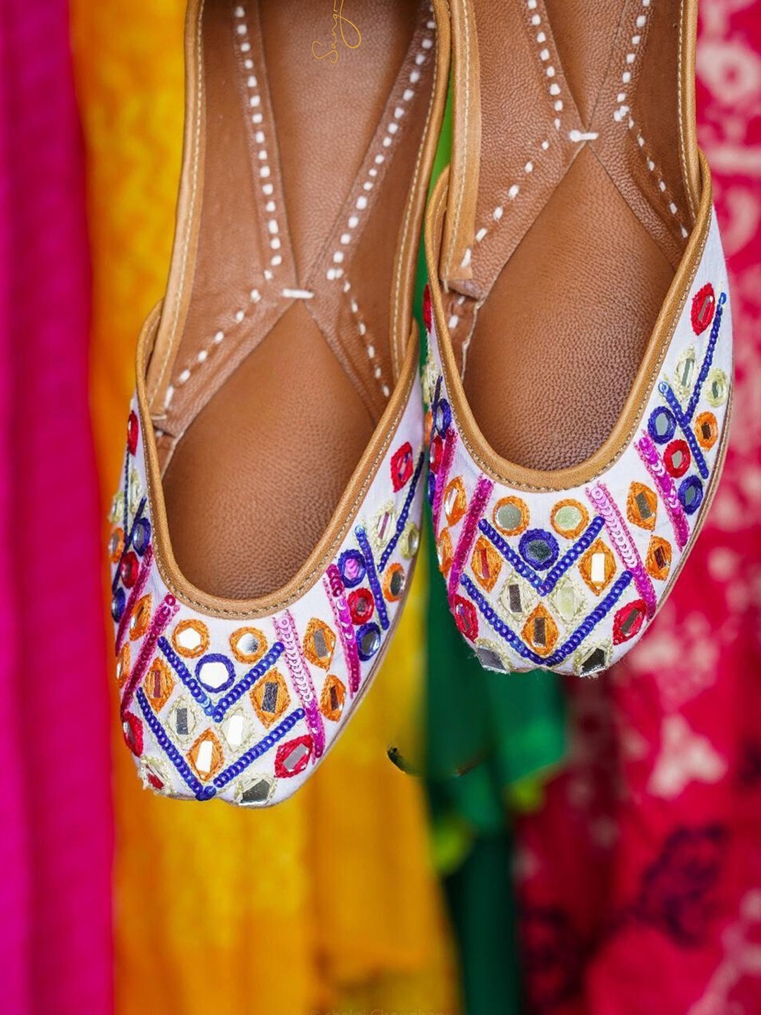 

Sangria Embroidered Leather Mojaris, White