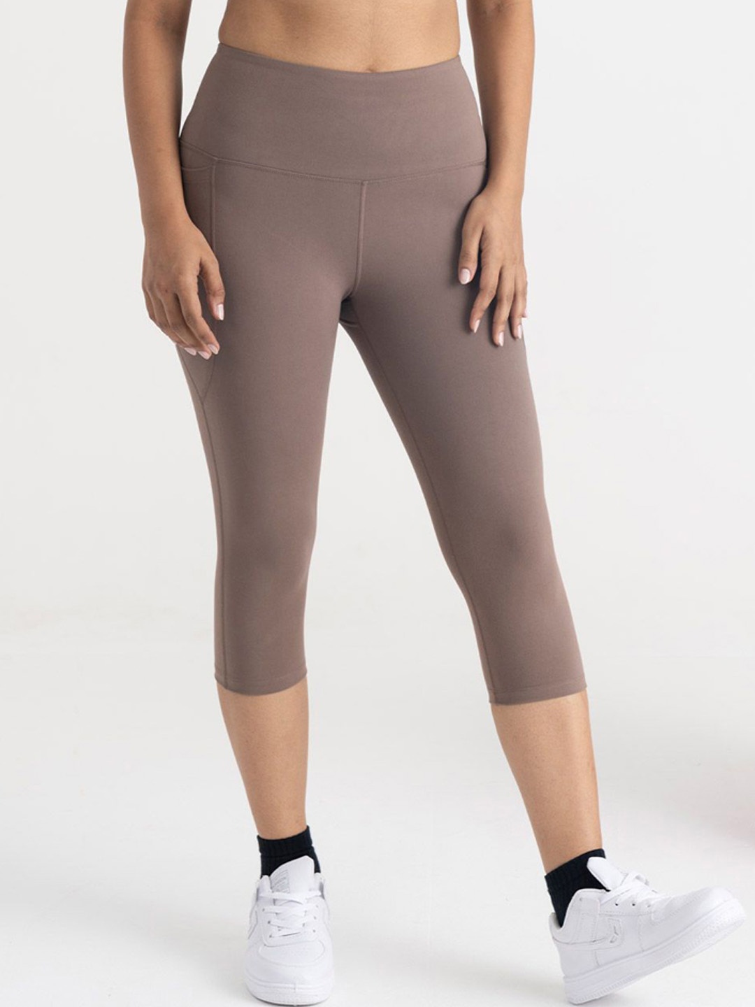 

Hunnit 3/4 High Waisted Active Wear Capri Leggings, Brown