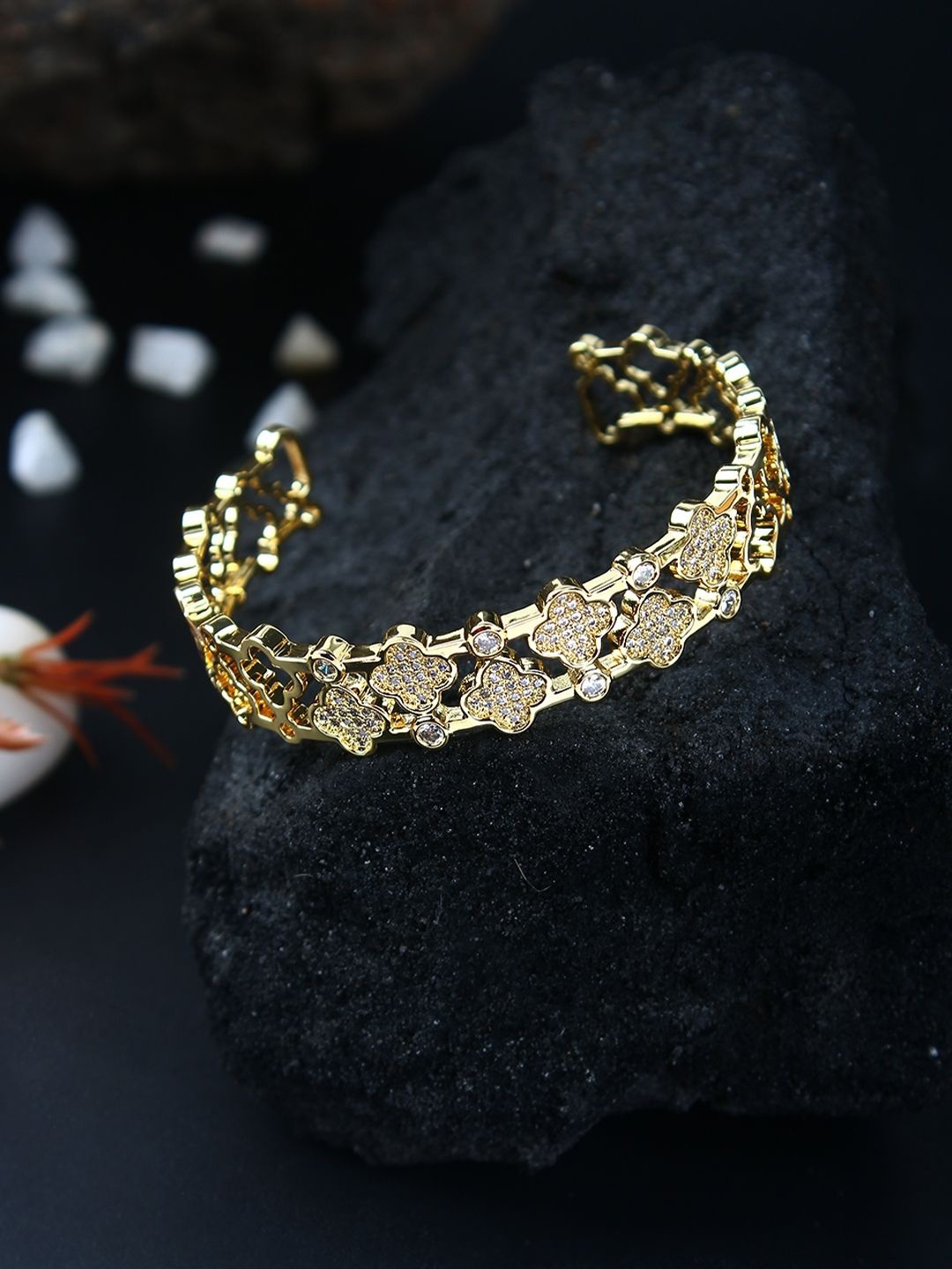 

KPOP Gold-Plated Cubic Zirconia Bangle-Style Bracelet