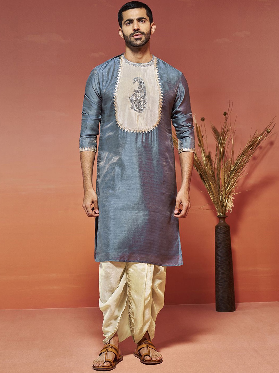 

VASTRAMAY Paisley Yoke Design Gotta Patti & Patchwork Straight Kurta With Dhoti Pant, Grey