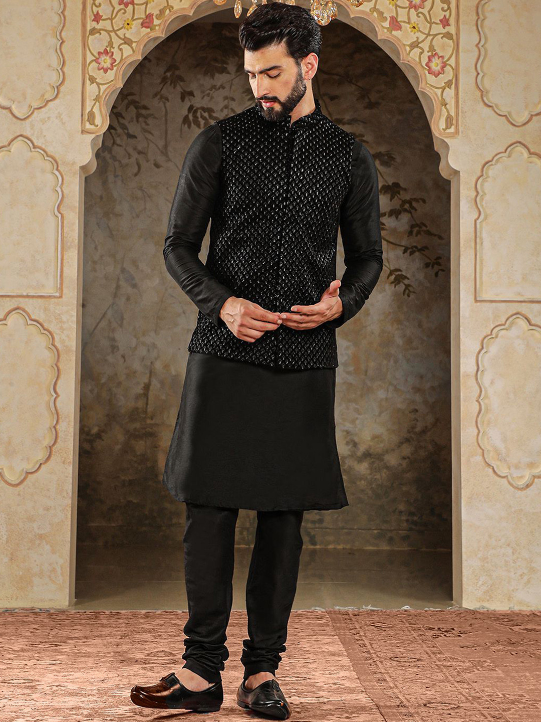 

HOUSE OF DEYANN Mandarin Collar Velvet Kurta With Churidar, Black