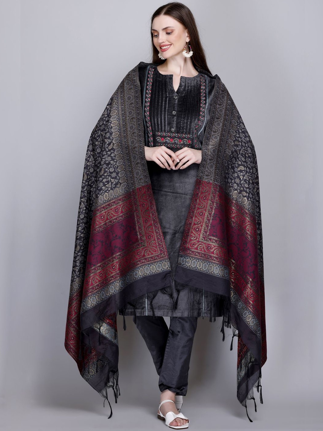 

Deefab Floral Embroidered Regular Velvet Straight Kurta with Trousers & Dupatta, Grey