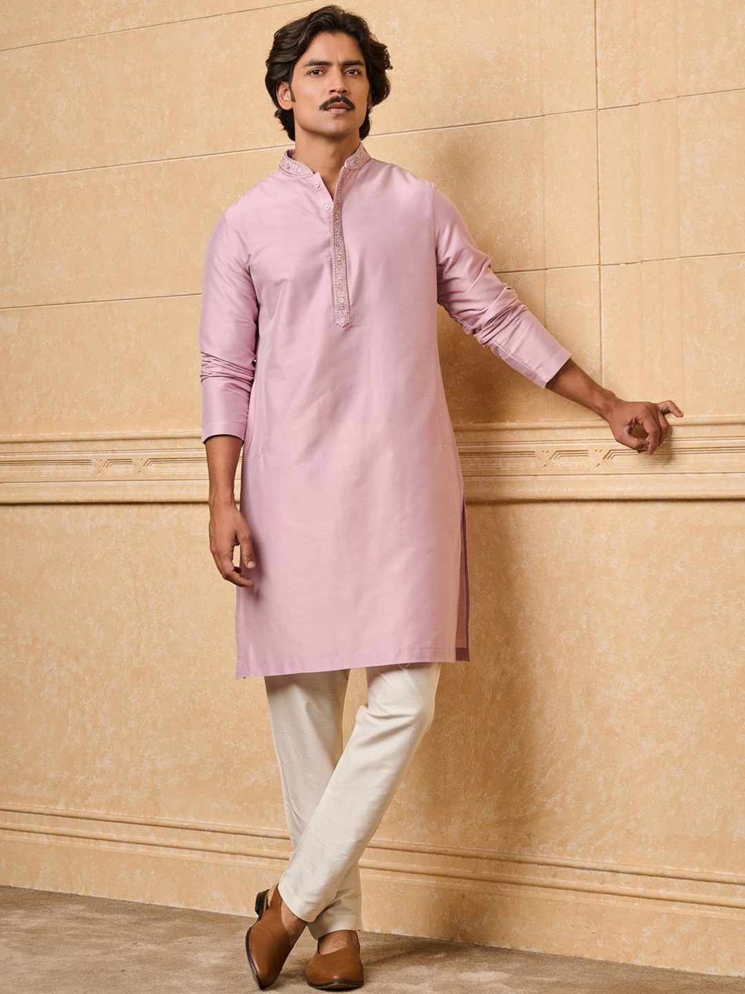 

Tasva Mandarin Collar Regular Thread Work Kurta With Pyjama, Pink