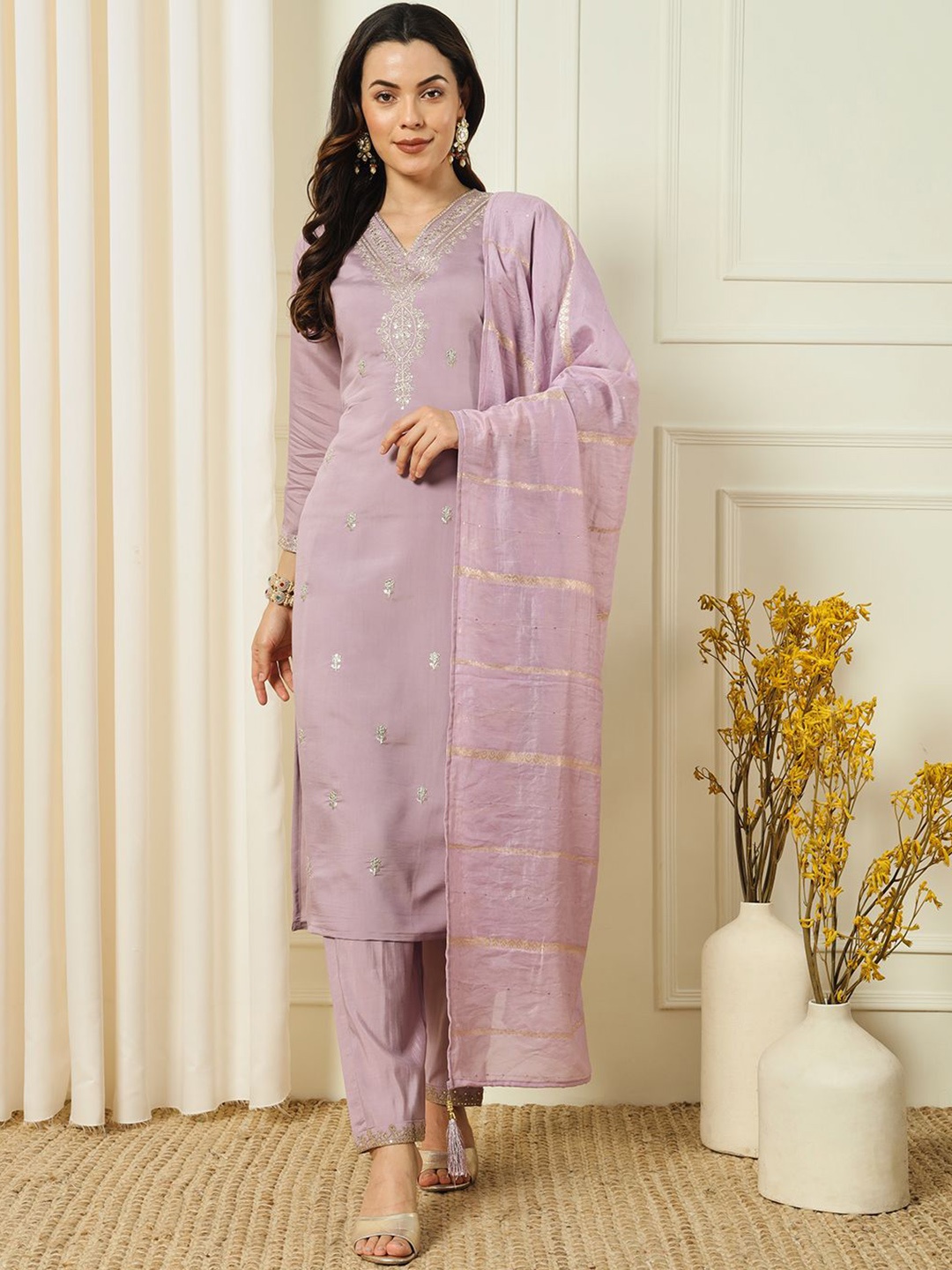 

VredeVogel Ethnic Motifs Embroidered Straight Kurta with Trousers & Dupatta, Lavender