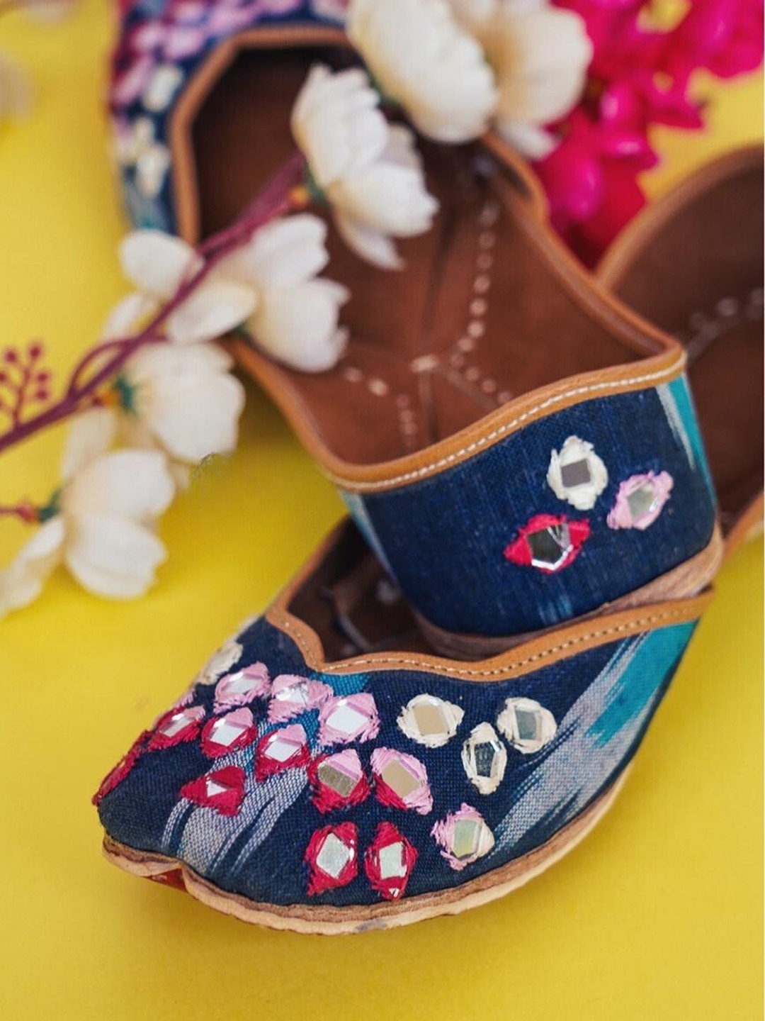 

Sangria Embroidered Leather Casual Mojaris, Tan