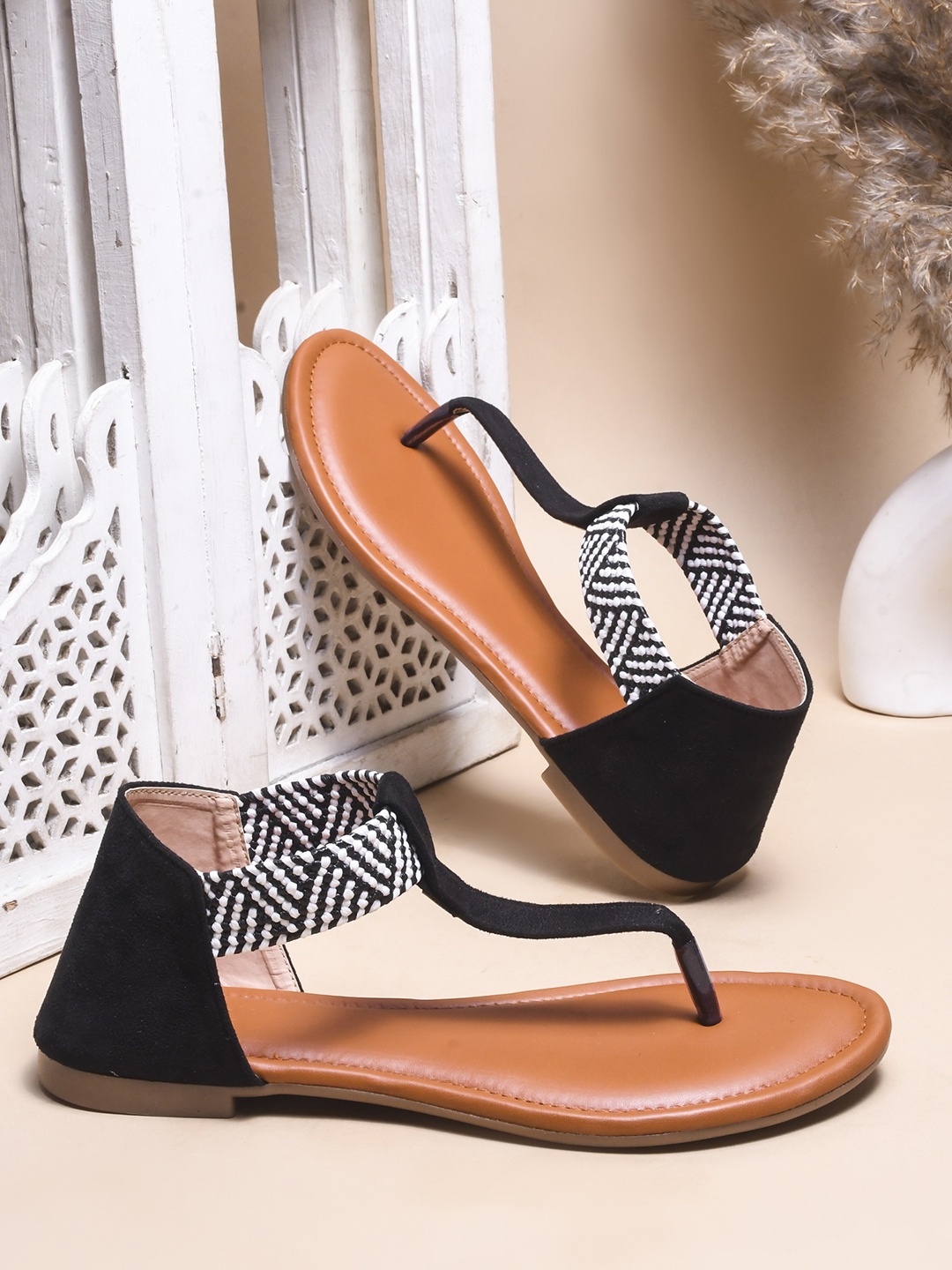 

Try Me Women Solid Ethnic Open Toe Flats, Black