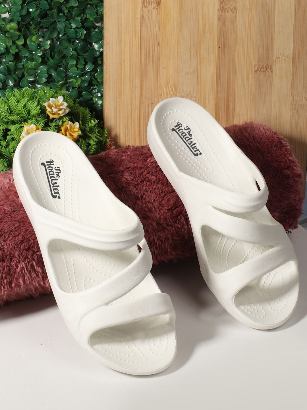 

The Roadster Lifestyle Co Women Classic Ultra Soft Flip Flops, White