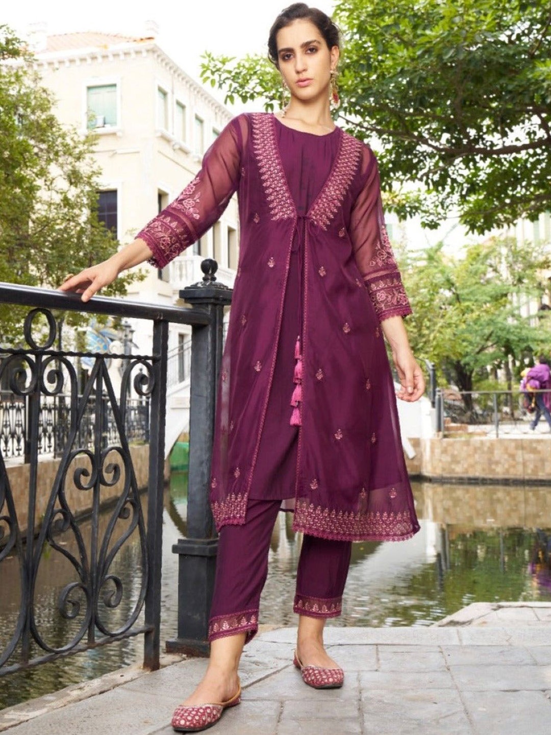 

AUTUMN LANE Ethnic Motifs Embroidered Thread Work Kurta With Trousers, Purple