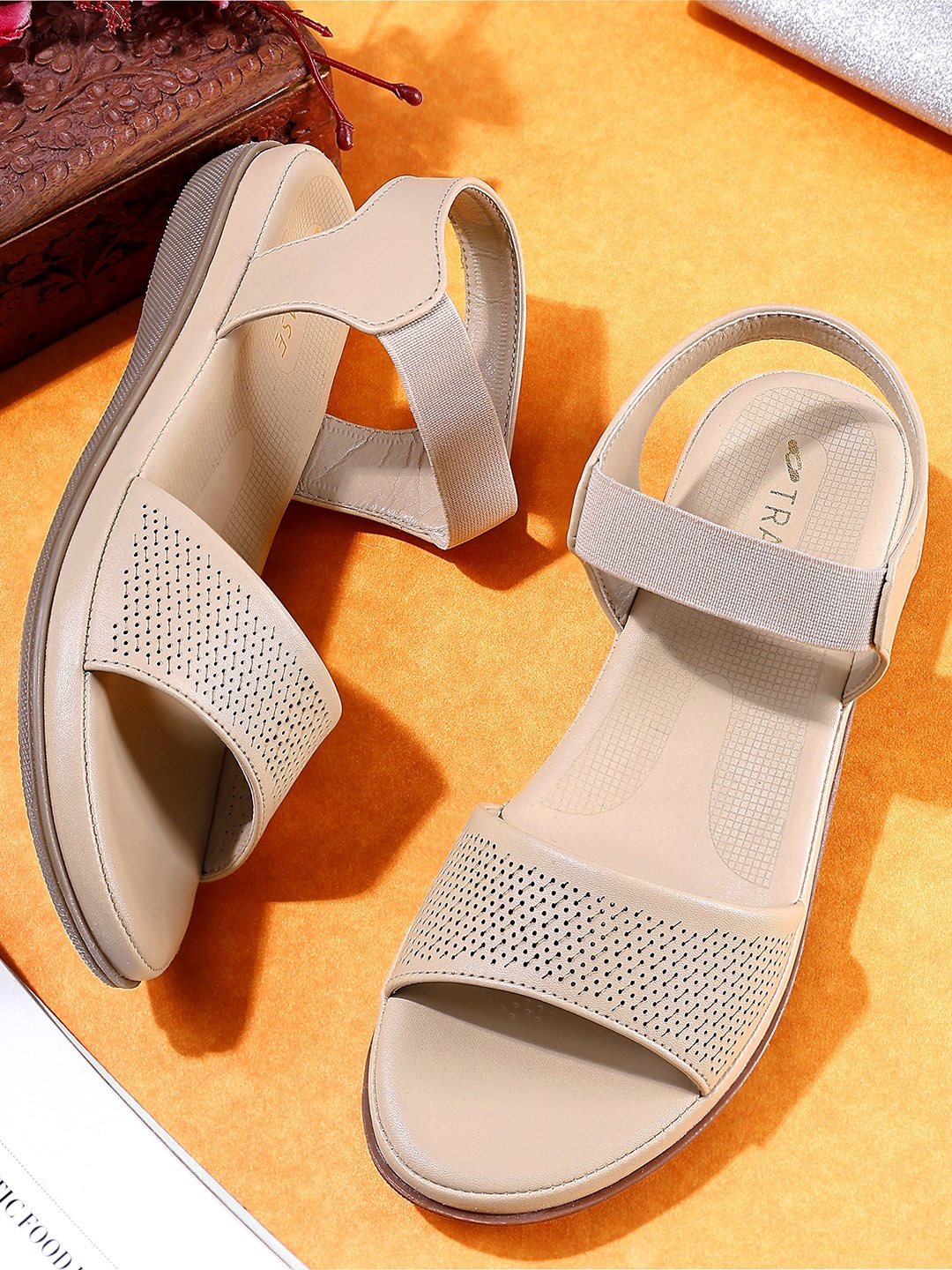 

TRASE Women One Toe Flat Sandal, Beige