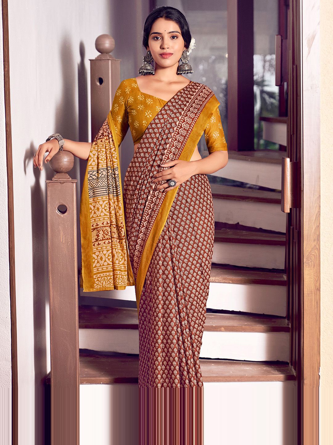 

Ishin Floral Printed Saree With Unstichted Blouse Piece, Red