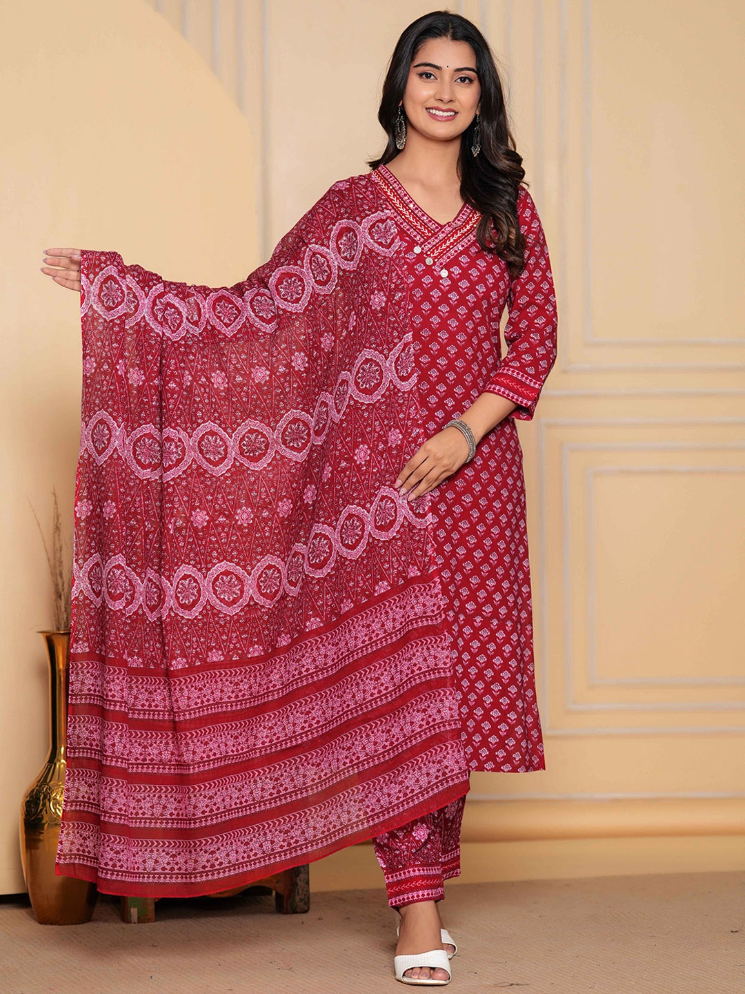 

Chandbaali Women Floral Printed Regular Kurta with Trousers & With Dupatta, Red