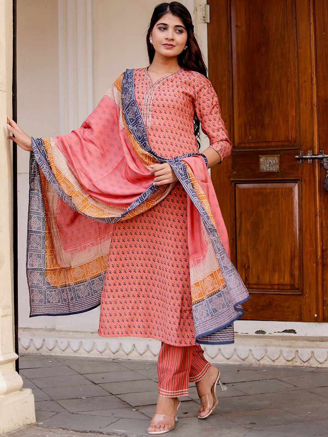 

Chandbaali Women Floral Printed Regular Pure Cotton Kurta with Palazzos & With Dupatta, Peach