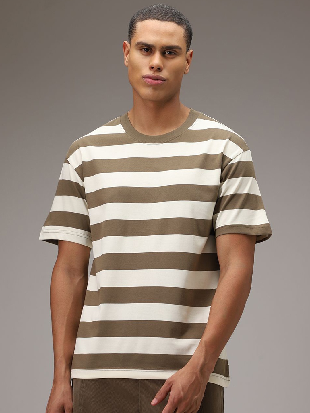 

Banana Club Men Striped T-shirt, Tan