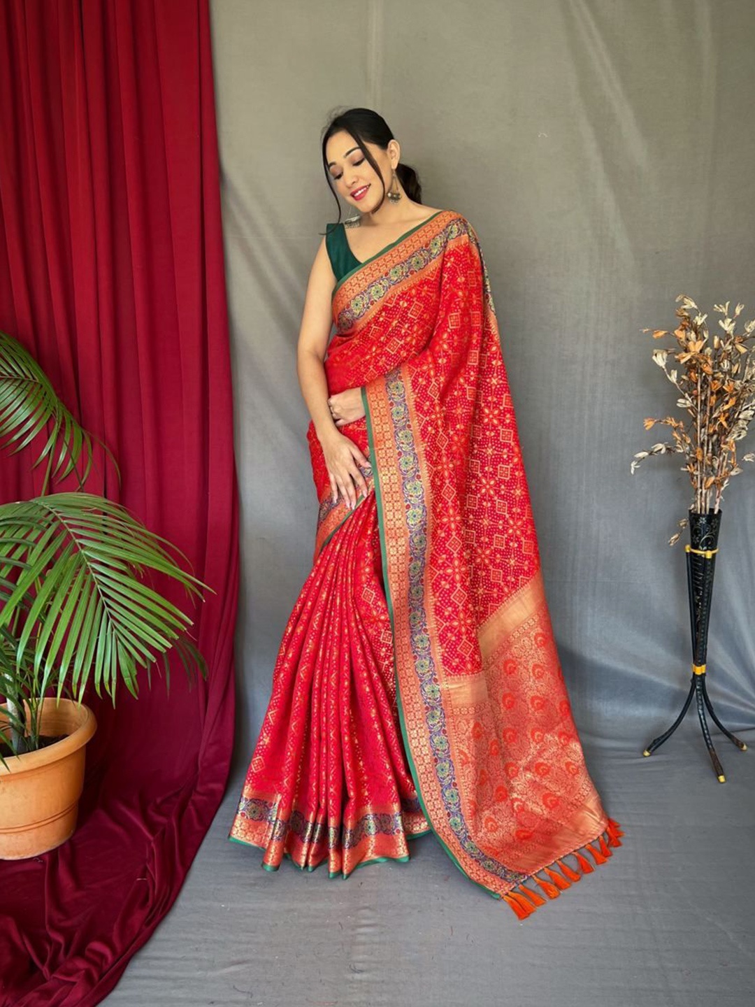 

Kriyansh Woven Design Zari Silk Banarasi Saree, Red