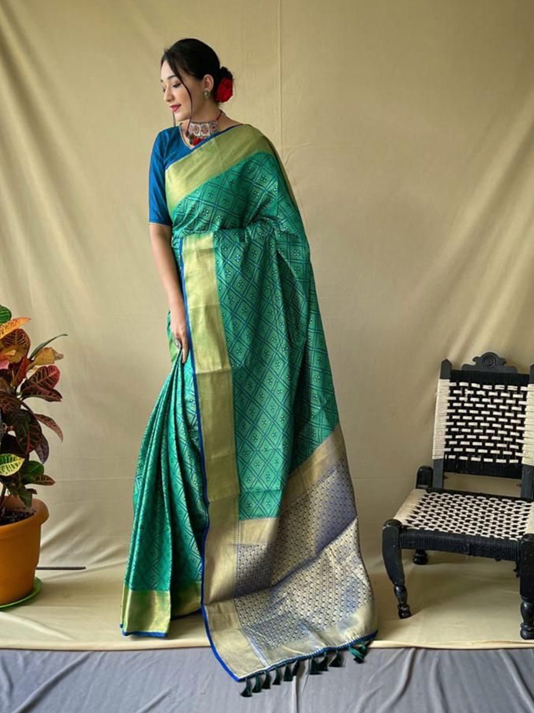 

Kriyansh Woven Design Zari Banarasi Saree, Green