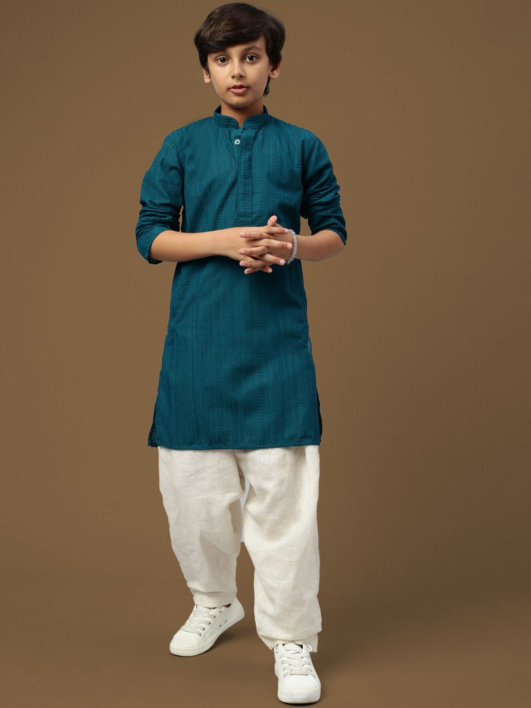 

Here&Now X Sanwara Boys Embroidered Regular Chikankari Kurta with Pyjamas, Green