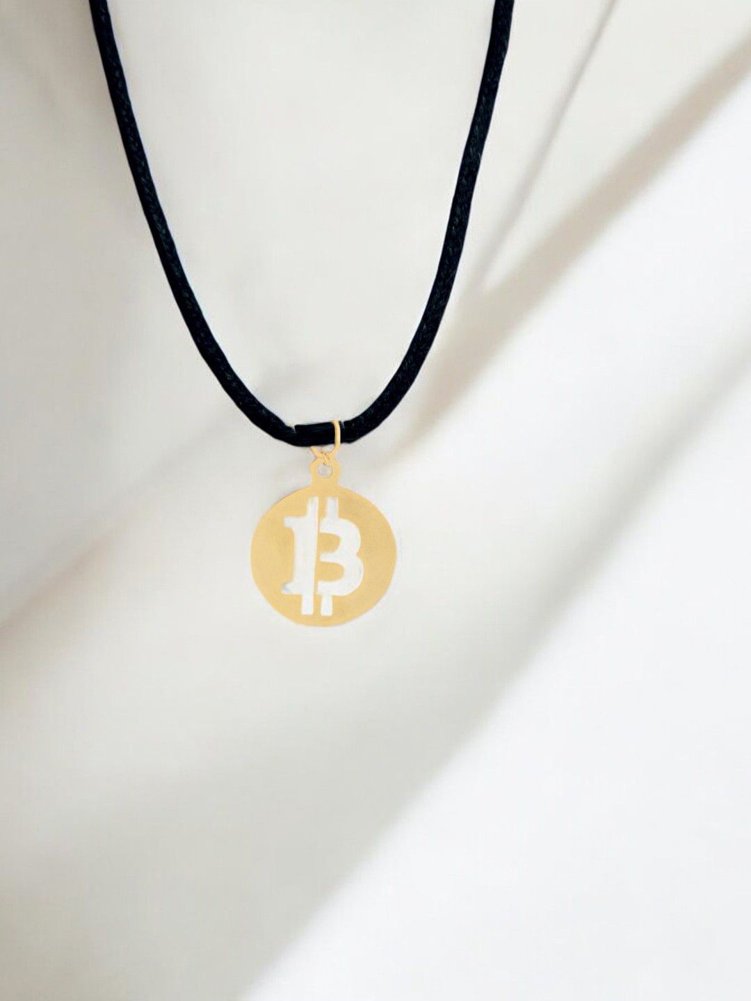 

Goldnera Men Contemporary Pendant with Chain, Gold