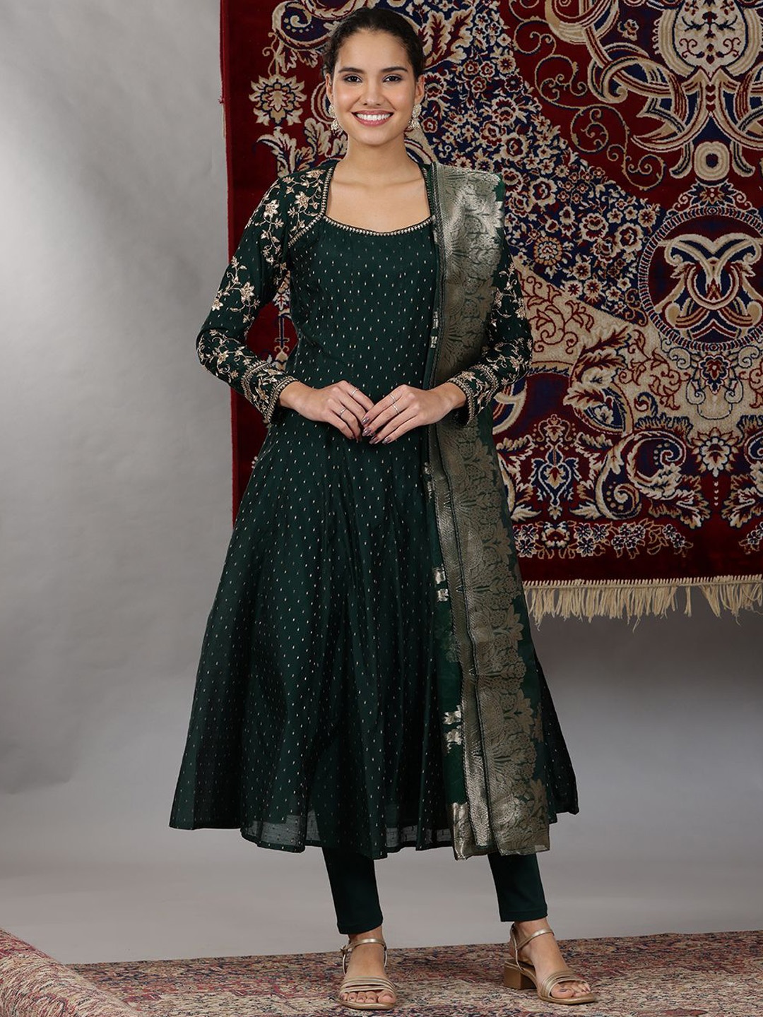 

AURELIA Women Dyed Regular Kurta With Dupatta, Green