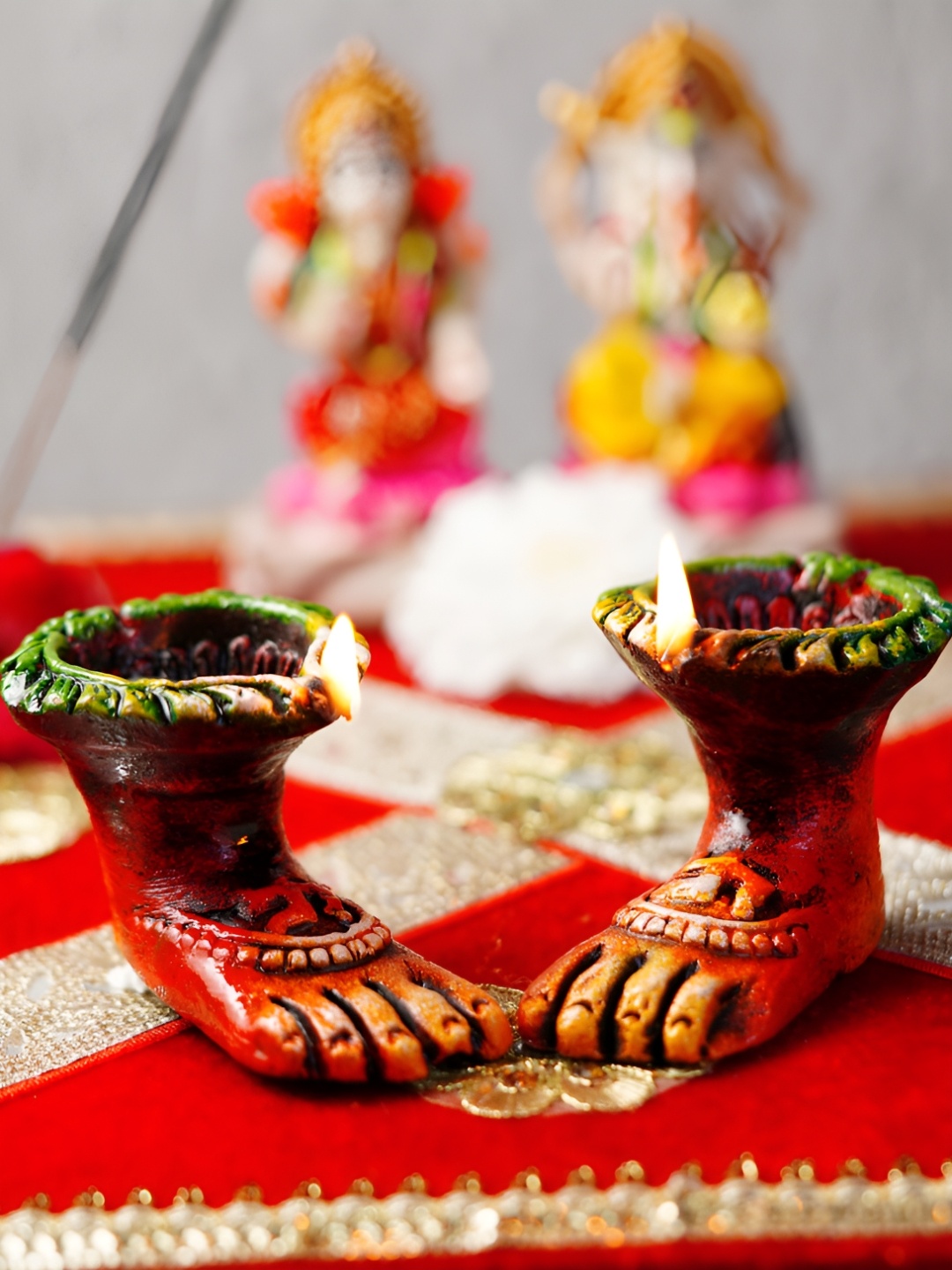 

Lupaava 2Pcs Red & Green Textured Clay Diyas