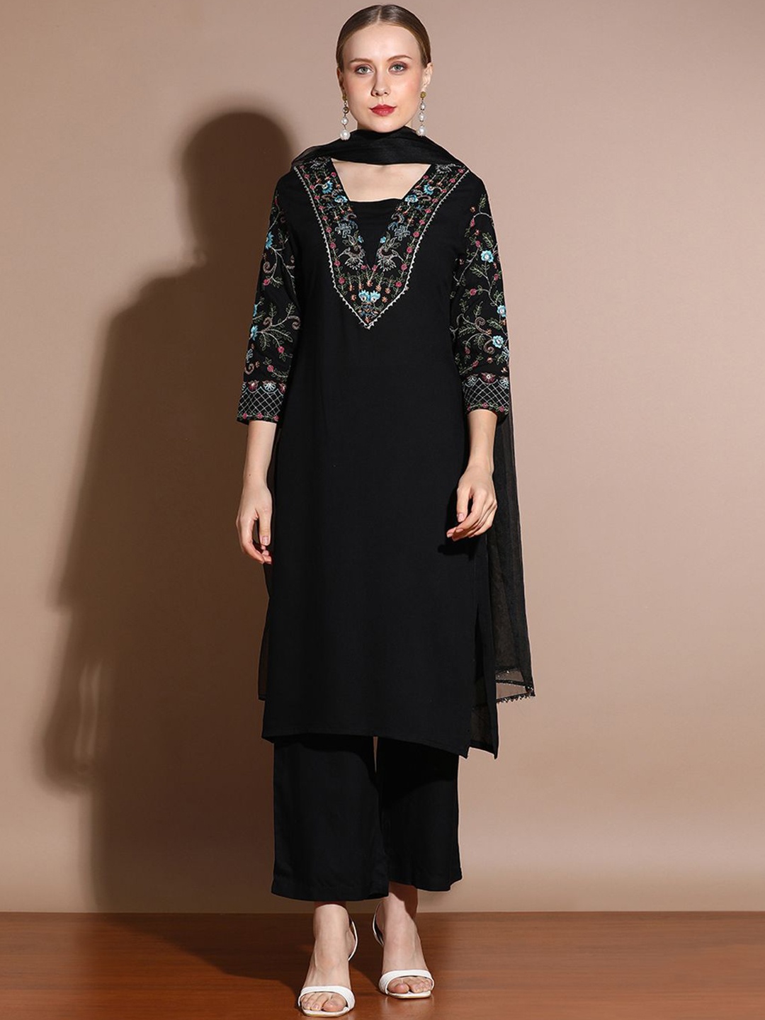 

Anouk Floral Embroidered Regular Gotta Patti Straight Kurta with Trousers & Dupatta, Black