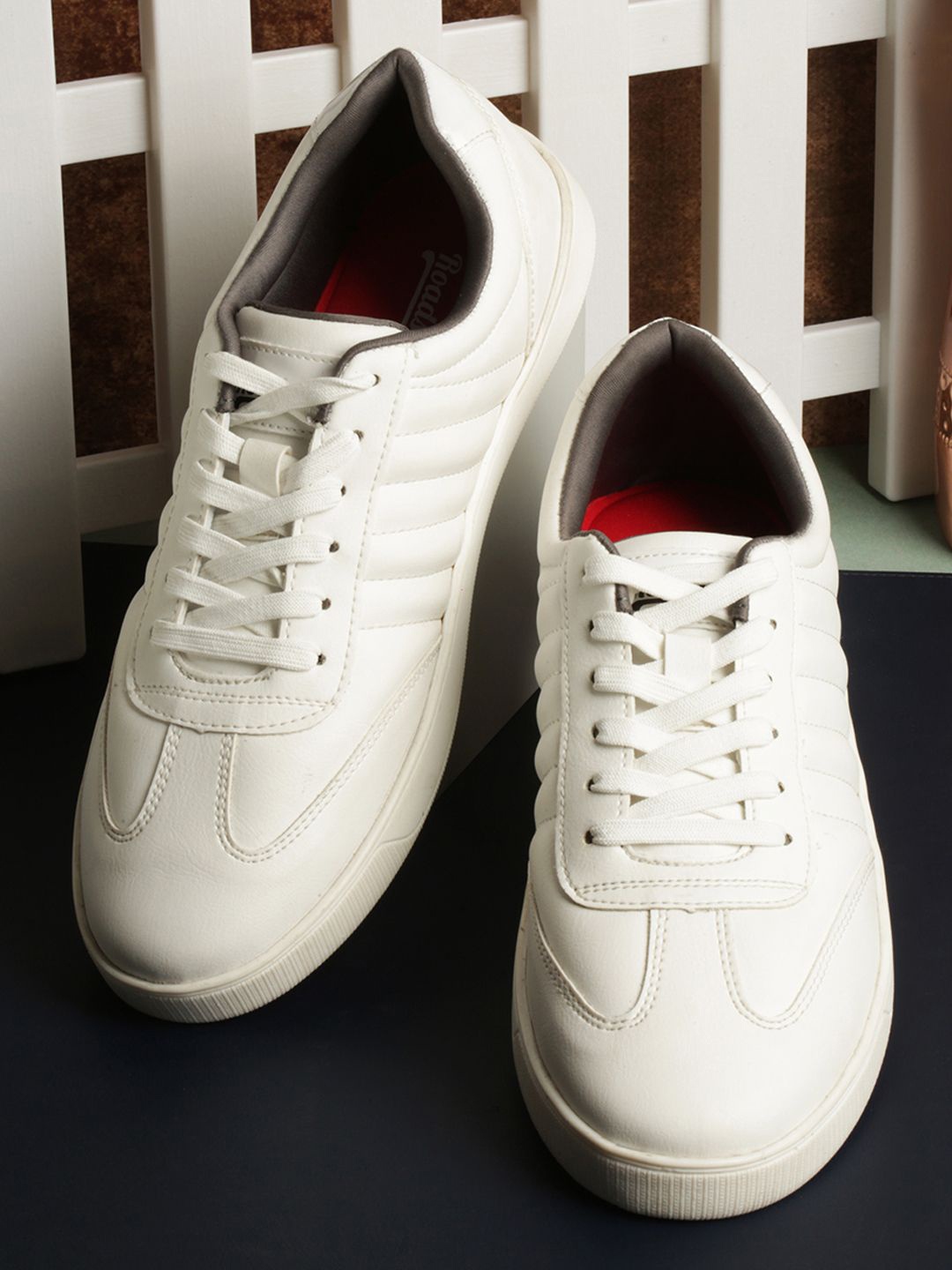 

The Roadster Lifestyle Co Men Lightweight Casual Sneakers, White