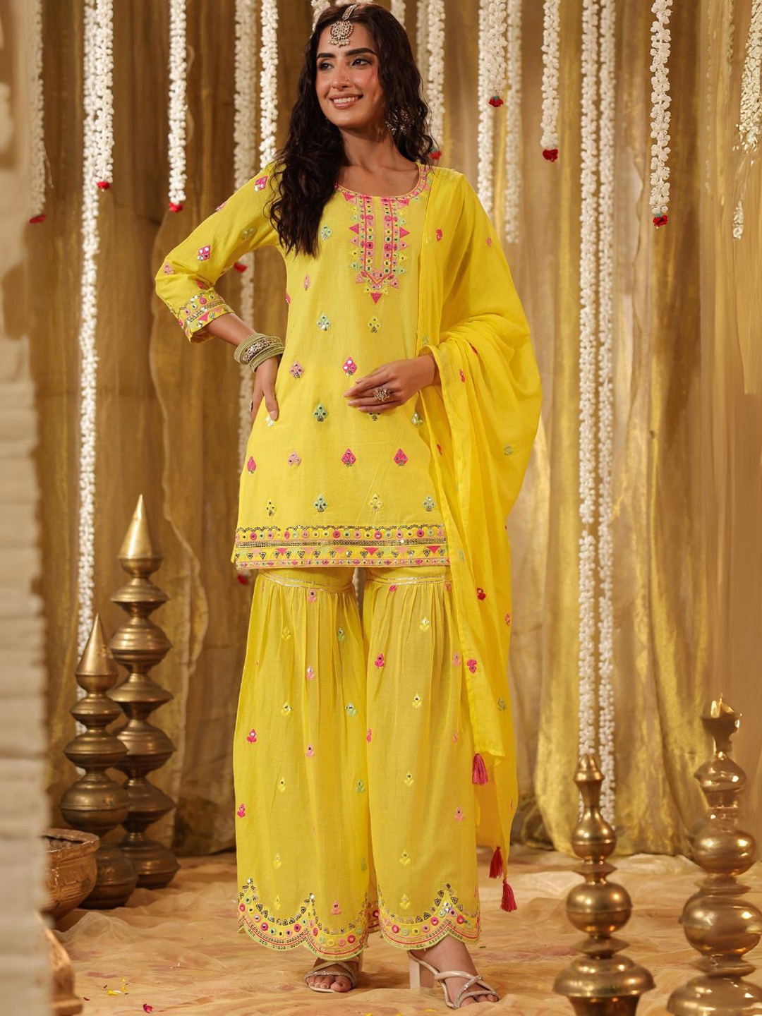 

Zolo Label Women Ethnic Motifs Embroidered Regular Gotta Patti Kurti with Sharara & With Dupatta, Yellow