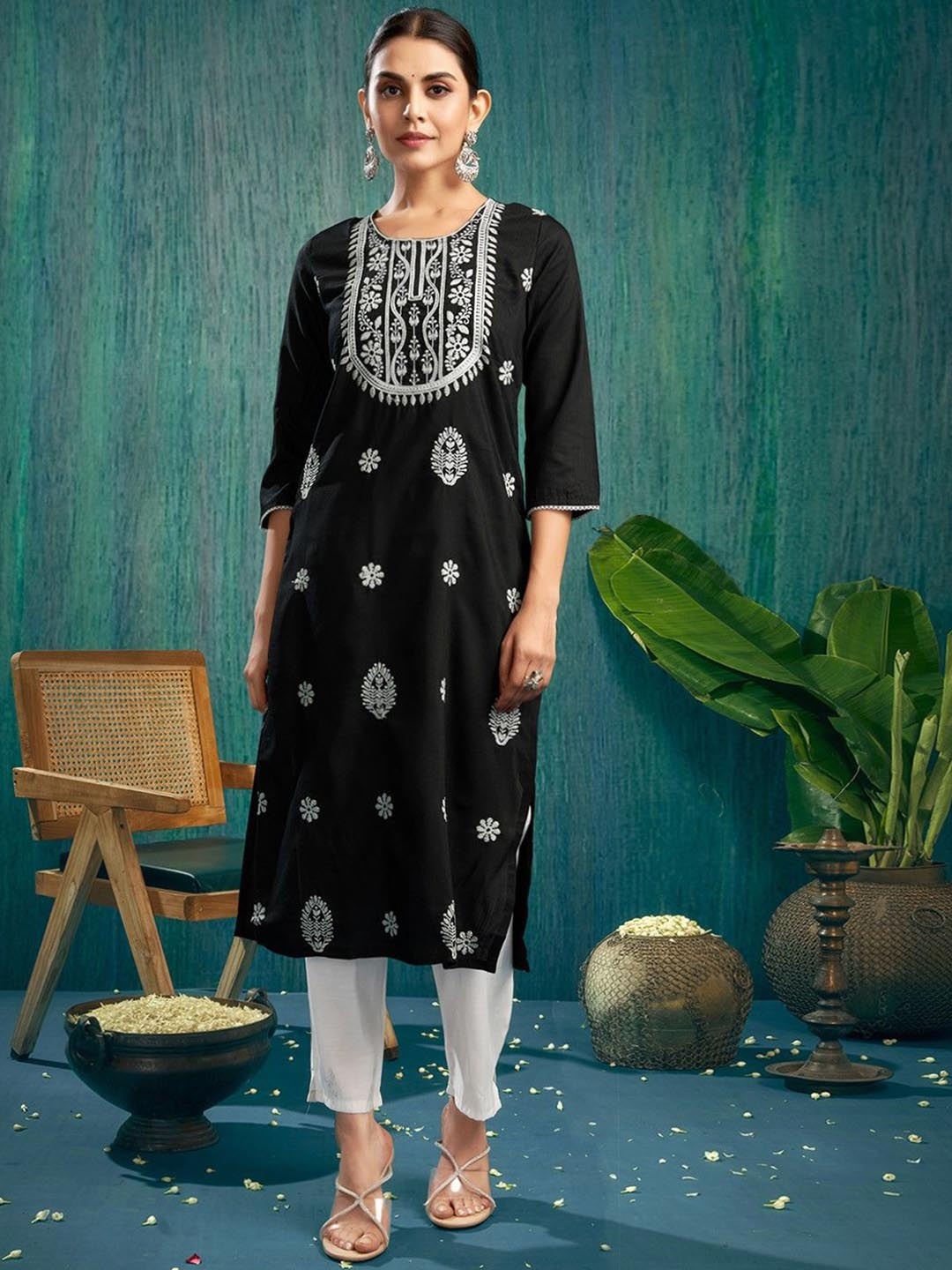 

KALINI Women Geometric Embroidered Thread Work Floral Kurta, Black