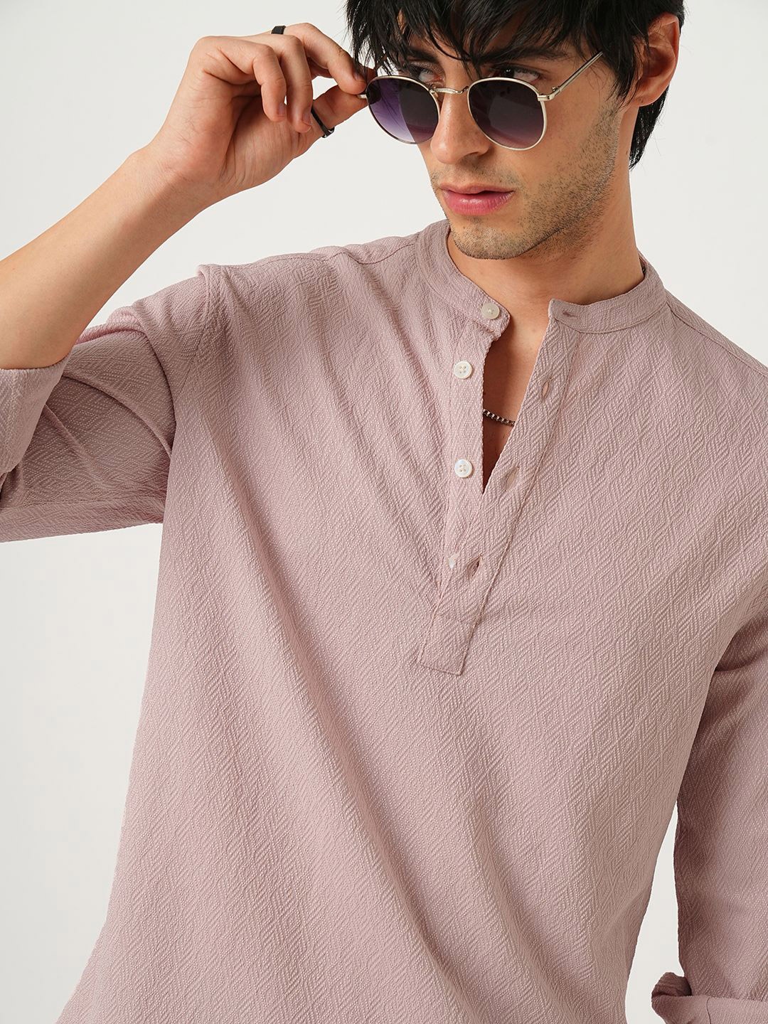 

VASTRADO Men Geometric Embroidered Thread Work Jacquard Kurta, Pink