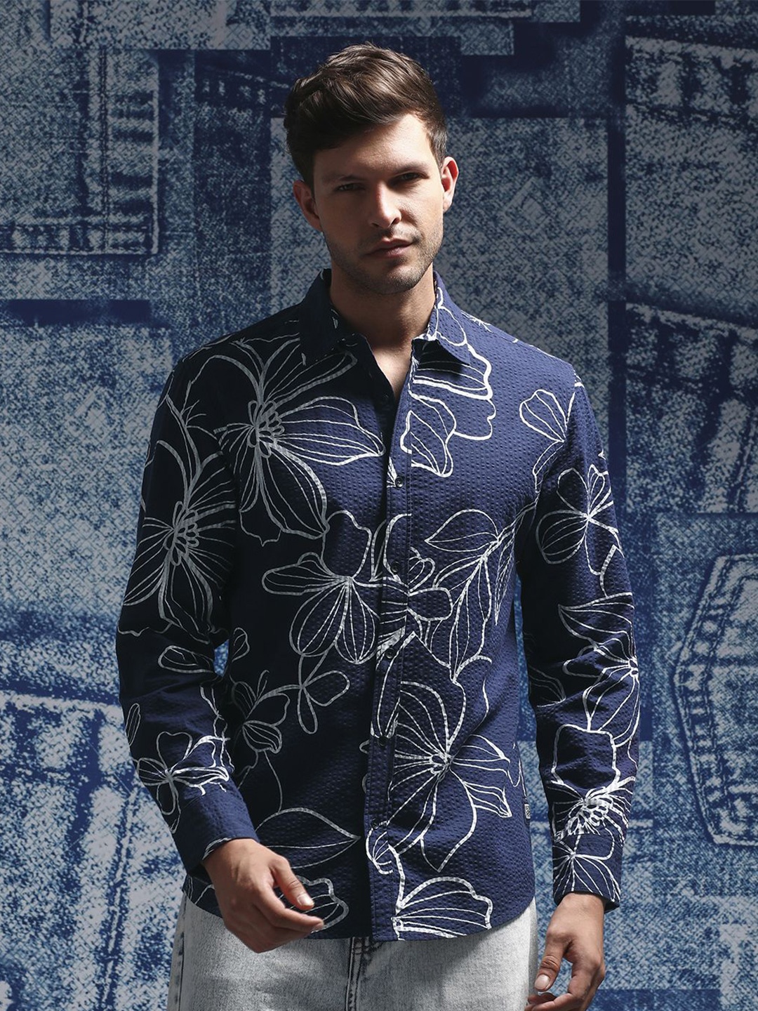 

Henceforth Men Spread Collar Floral Printed Cotton Casual Shirt, Navy blue