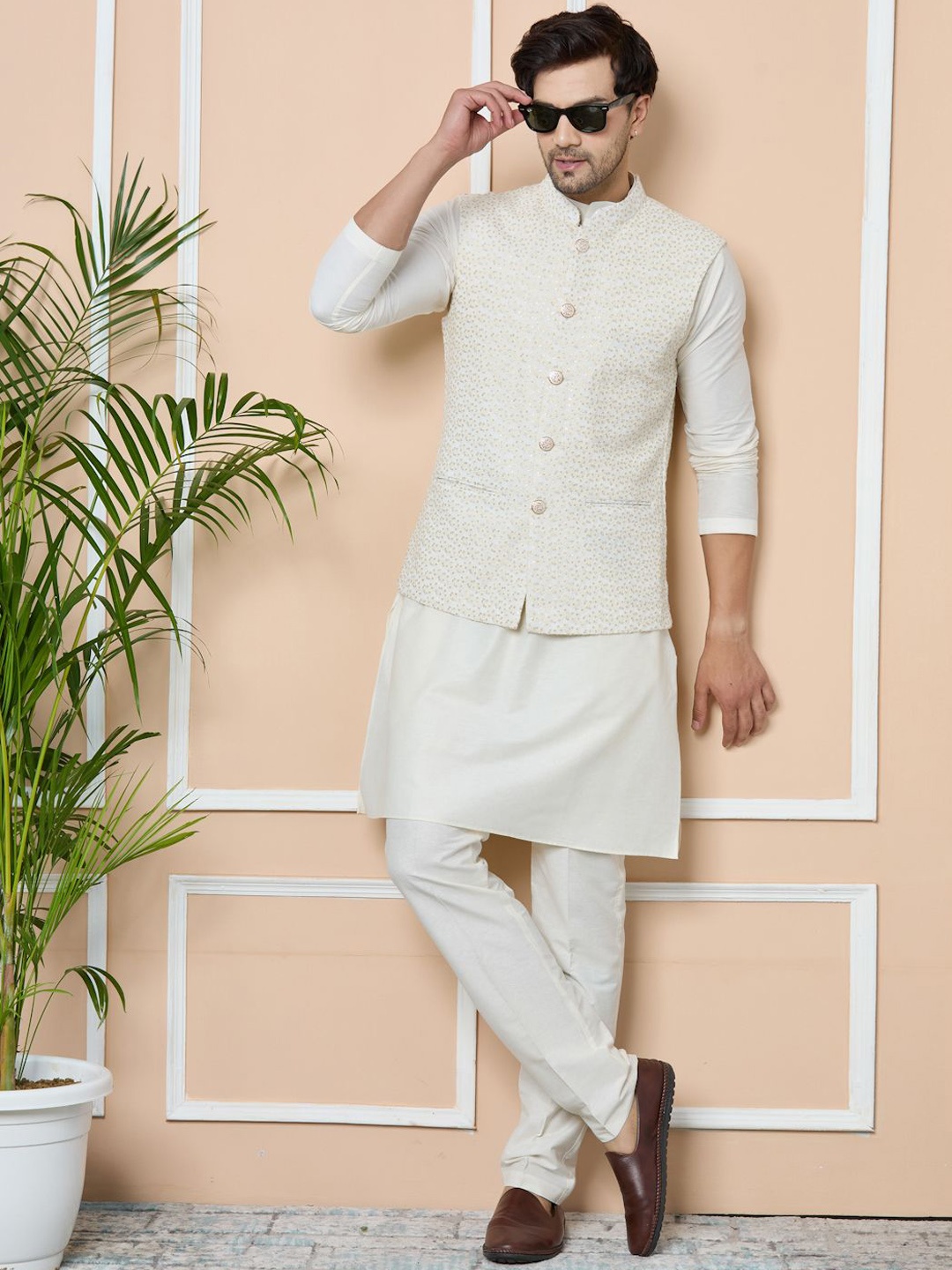 

See Designs Men Embroidered Regular Sequinned Pure Cotton Kurta with Pyjamas, Off white