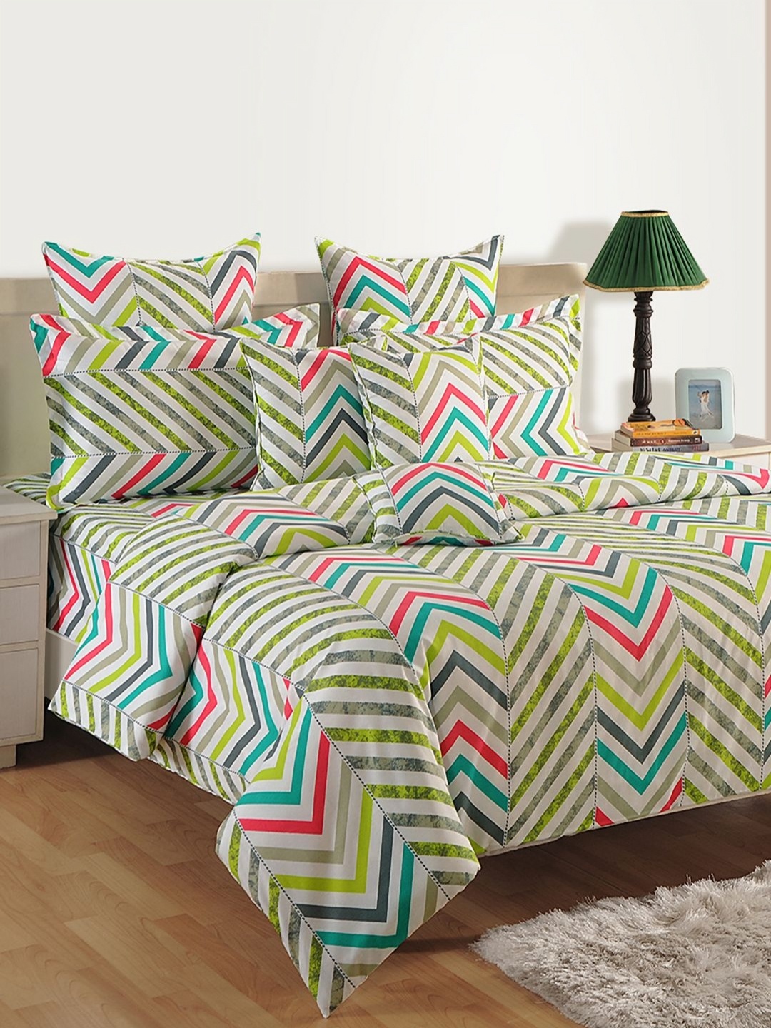 

SWAYAM White & Green Geometric 144 TC King Bedsheet with 2 Pillow Covers