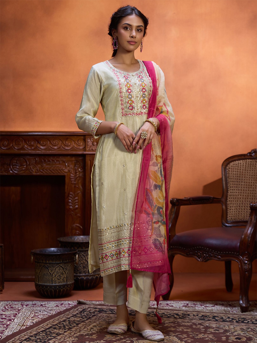 

WOMEN PLUS Women Floral Embroidered Regular Thread Work Kurta with Trousers & With Dupatta, Cream