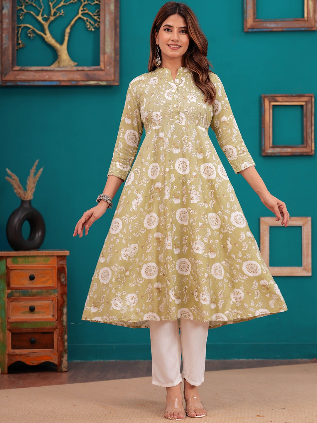 

SIDDHANAM Floral Printed Empire Thread Work Anarkali Kurta with Trousers, Olive