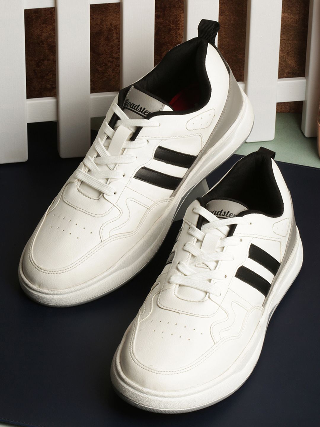 

The Roadster Lifestyle Co Men Round Toe Lightweight Sneakers, White