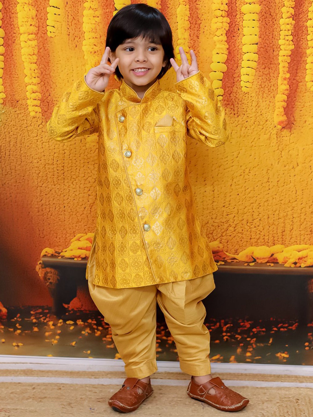 

BownBee Boys Self-Design Sherwani Set, Yellow