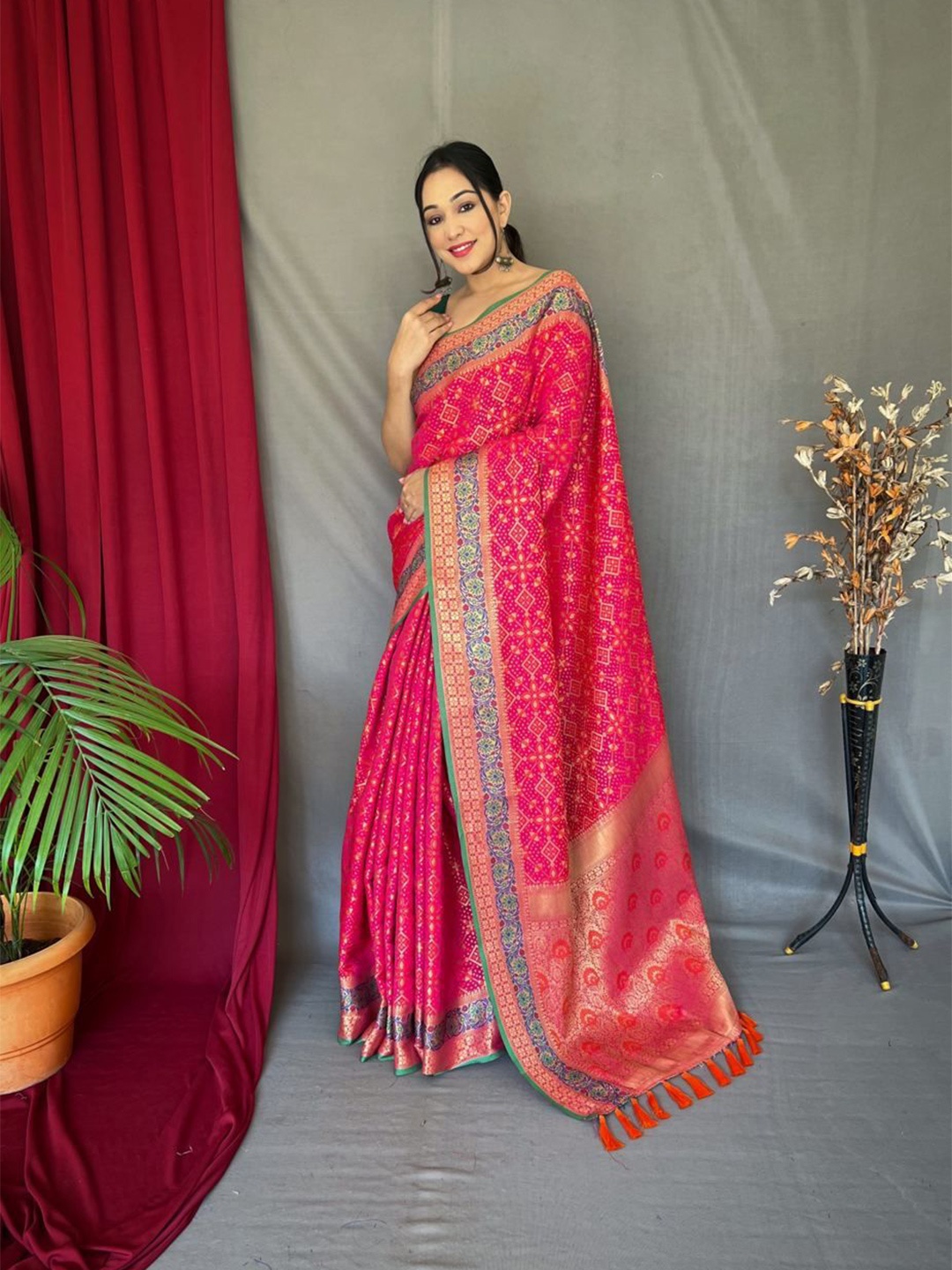 

Kriyansh Ethnic Motifs Woven Design Zari Banarasi Saree, Pink